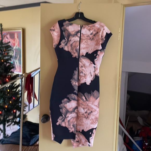 Beautiful floral dress size medium go everywhere look and feel beautiful - Picture 3 of 3